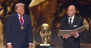 La FIFA condecoró al Presidente Trump con el premio de la paz debido a los esfuerzos del mandatario al intervenir en conflictos armados actuales.
