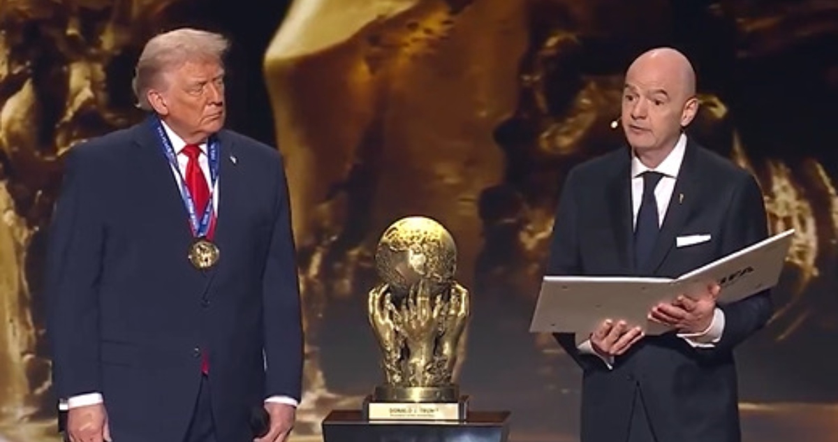 La FIFA condecoró al Presidente Trump con el premio de la paz debido a los esfuerzos del mandatario al intervenir en conflictos armados actuales.
