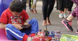 Un nuevo estudio publicado revela que los niños que poseen un smartphone a los 12 años enfrentan riesgos de depresión, obesidad y falta de sueño.