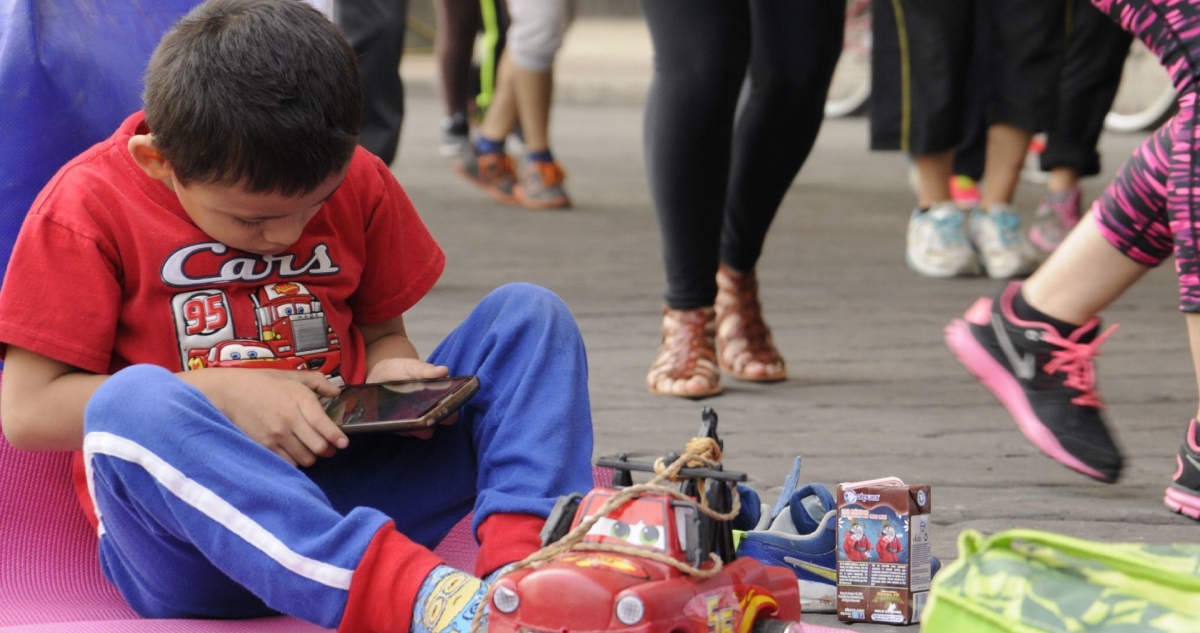 Un nuevo estudio publicado revela que los niños que poseen un smartphone a los 12 años enfrentan riesgos de depresión, obesidad y falta de sueño.