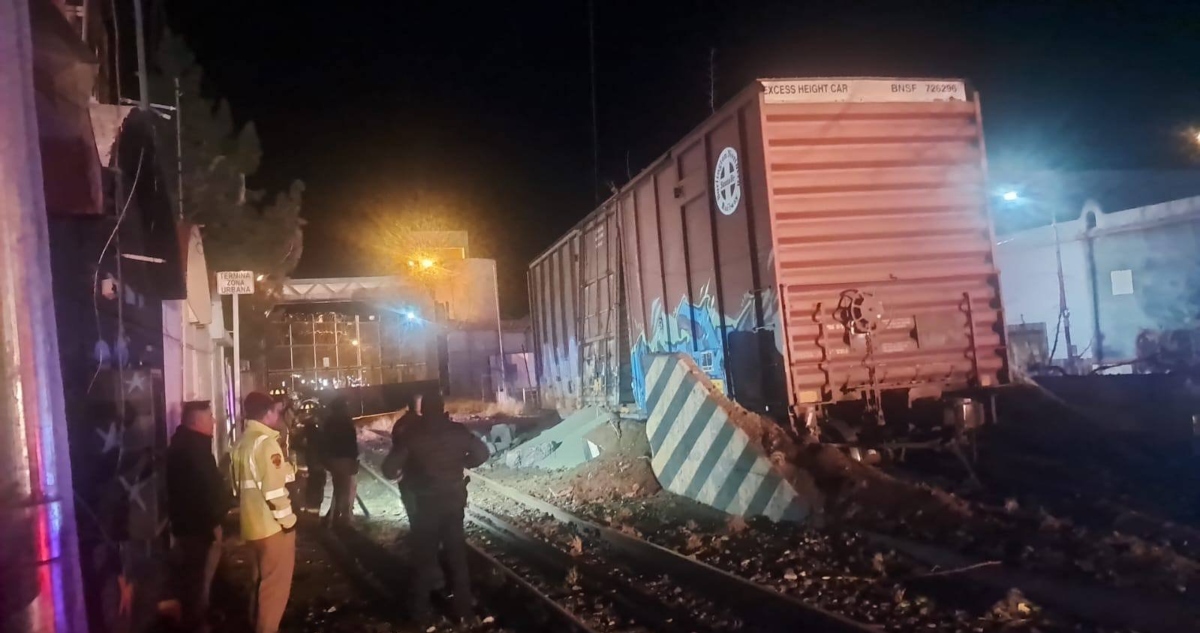 Un vagón de carga de Ferromex desacoplado a una maquina locomotora y sin control, se desplazó sobre la vía férrea de Nogales, Sonora, hasta impactarse.