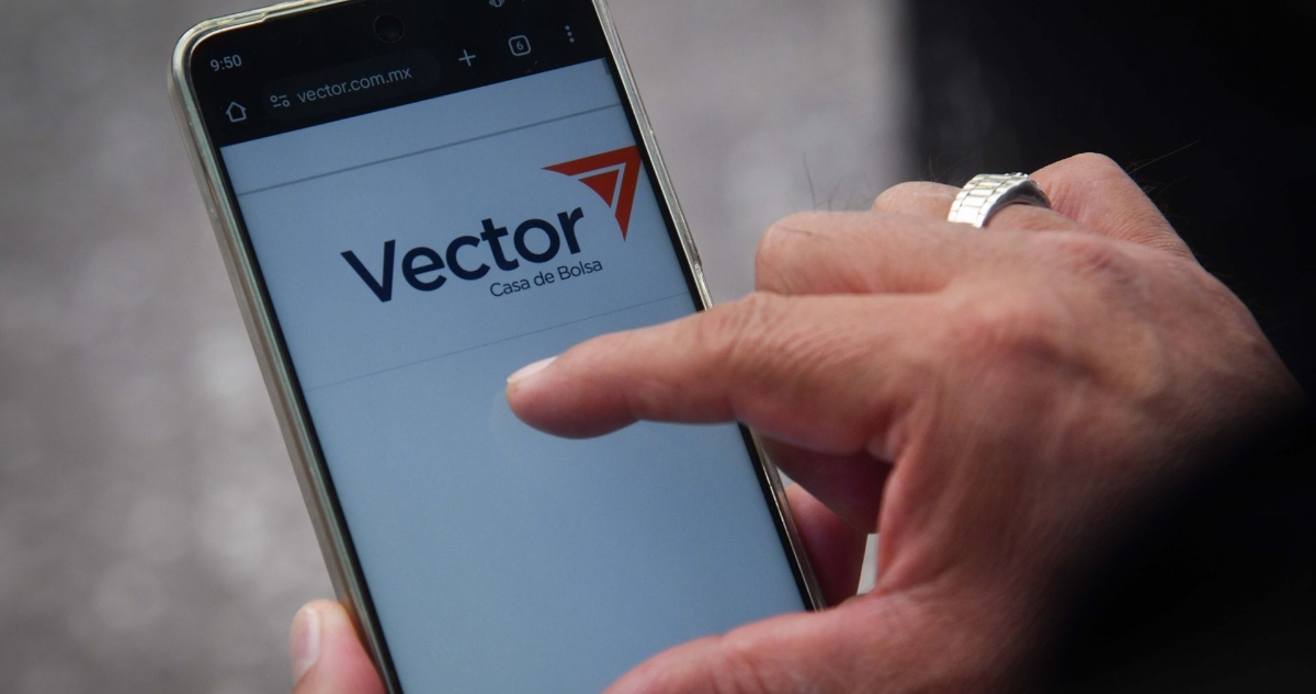 La CNBV revocó los permisos de Vector, de Alfonso Romo, por pedido de la misma, tras las sanciones del Tesoro de EU.