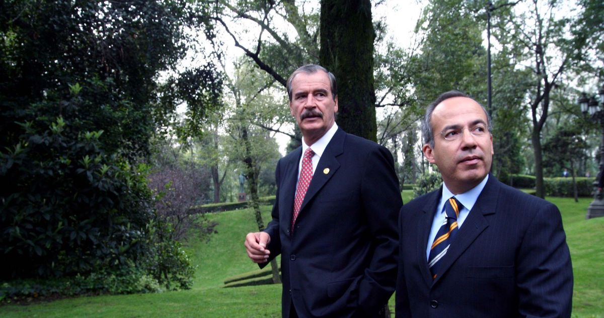 Los expresidentes del PAN Vicente Fox y Felipe Calderón caminan en Los Pinos en septiembre de 2006.