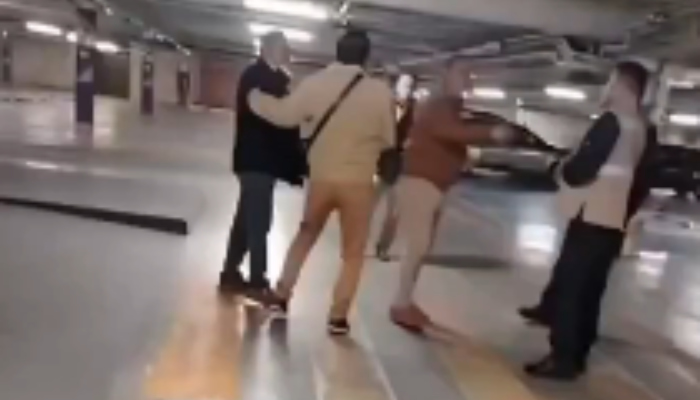 Video Diputado del PT agrede a personal de plaza.