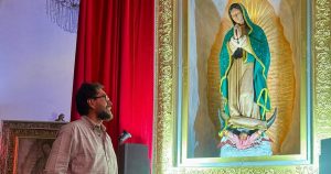 "Nuestra Madre Peregrina", una interpretación tridimensional de la Virgen de Guadalupe, del artista multidisciplinar zacatecano Jorge Ismael Rodríguez López de Lara, es una obra de arte con profundas raíces de fe y cultura mexicana que ha iniciado un periplo por Estados Unidos, convirtiéndose en un punto de convergencia y esperanza para la asediada comunidad migrante.