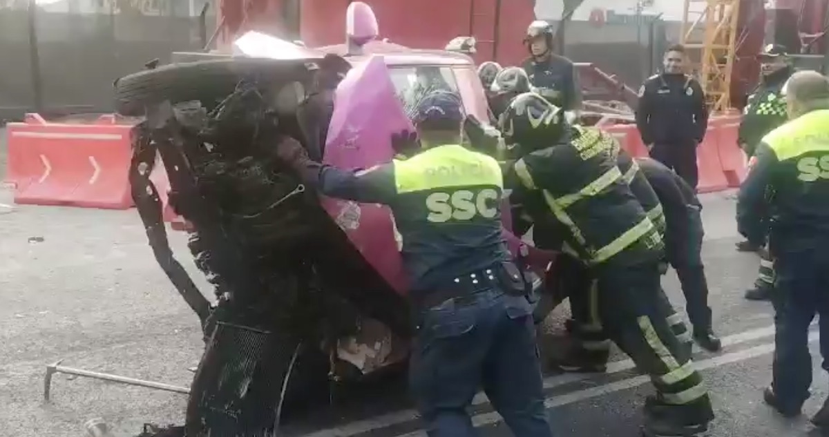 El conductor de un taxi perdió la vida luego de que su vehículo volcara sobre la calzada San Antonio Abad, ubicada en la colonia Obrera, Alcaldía Cuauhtémoc.