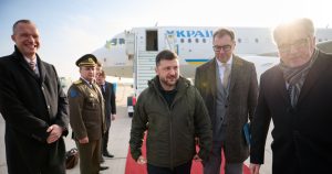 El Presidente de Ucrania, Volodímir Zelenski, llegó a la capital de Alemania, Berlín, para protagonizar varios días de encuentros sobre el plan de paz de Trump.
