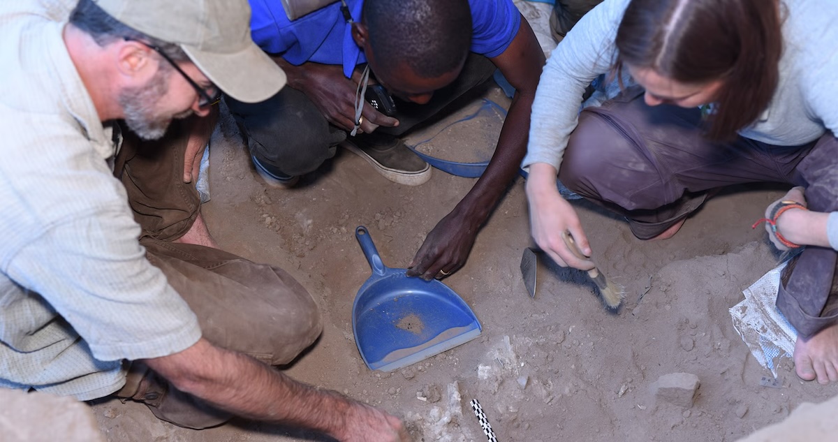 Arqueólogos descubrieron en Malaui los restos de una pira utilizada por cazadores-recolectores de África para cremar a una mujer hace unos 9,500 años.