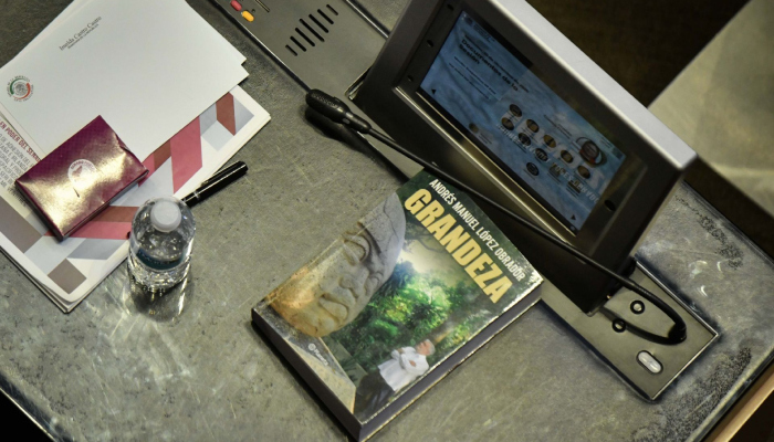 Arturo Ávila obsequia 300 ejemplares de "Grandeza", el libro de AMLO, a legisladores.