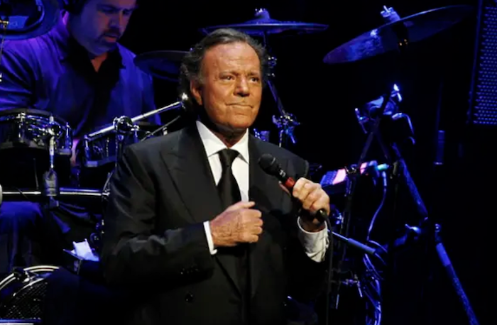 Exempleadas del servicio doméstico de Julio Iglesias acusaron al cantante español de agresiones sexuales cuando trabajaban en sus mansiones del Caribe.