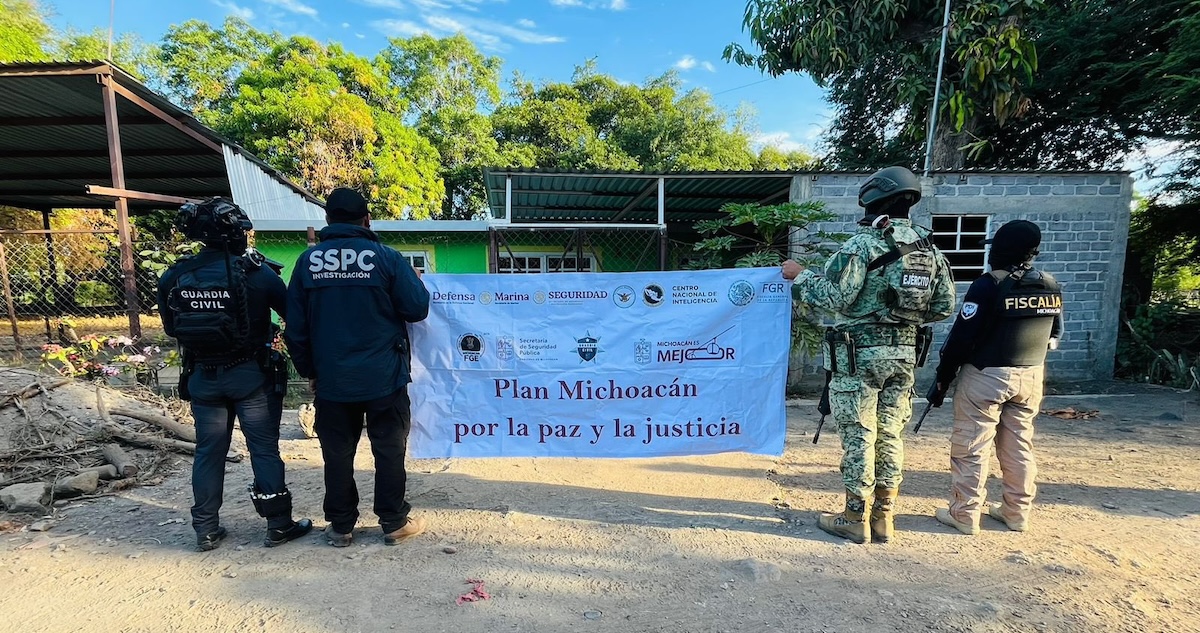 Autoridades federales y estatales de Michoacán ejecutaron cateos en 19 inmuebles de Apatzingán presuntamente están ligados a “El Botox”.