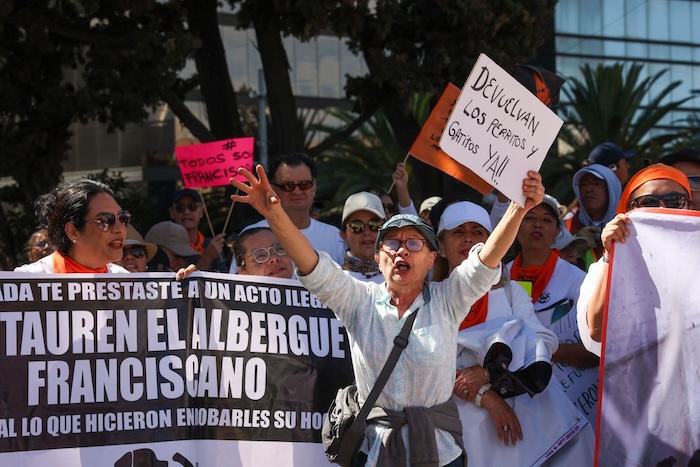 En respuesta a la manifestación del Refugio Franciscano, el Gobierno de la CdMx aseguró que atiende el caso y reclamó por continuar sus protestas.