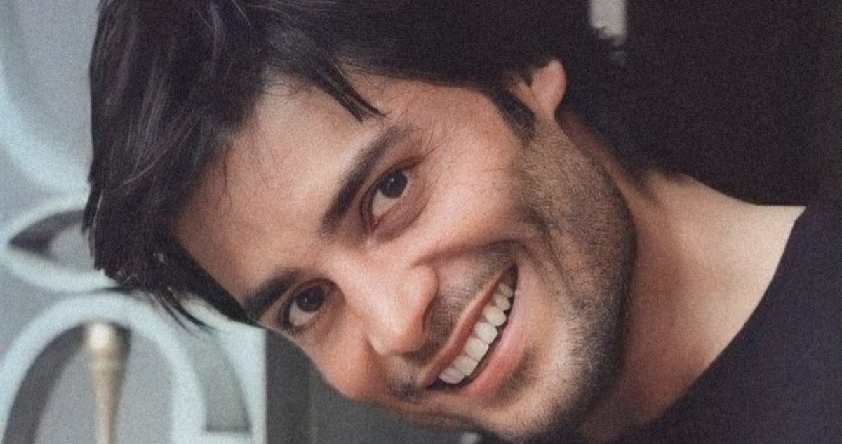 Chayanne visita a una paciente con cáncer en el hospital.