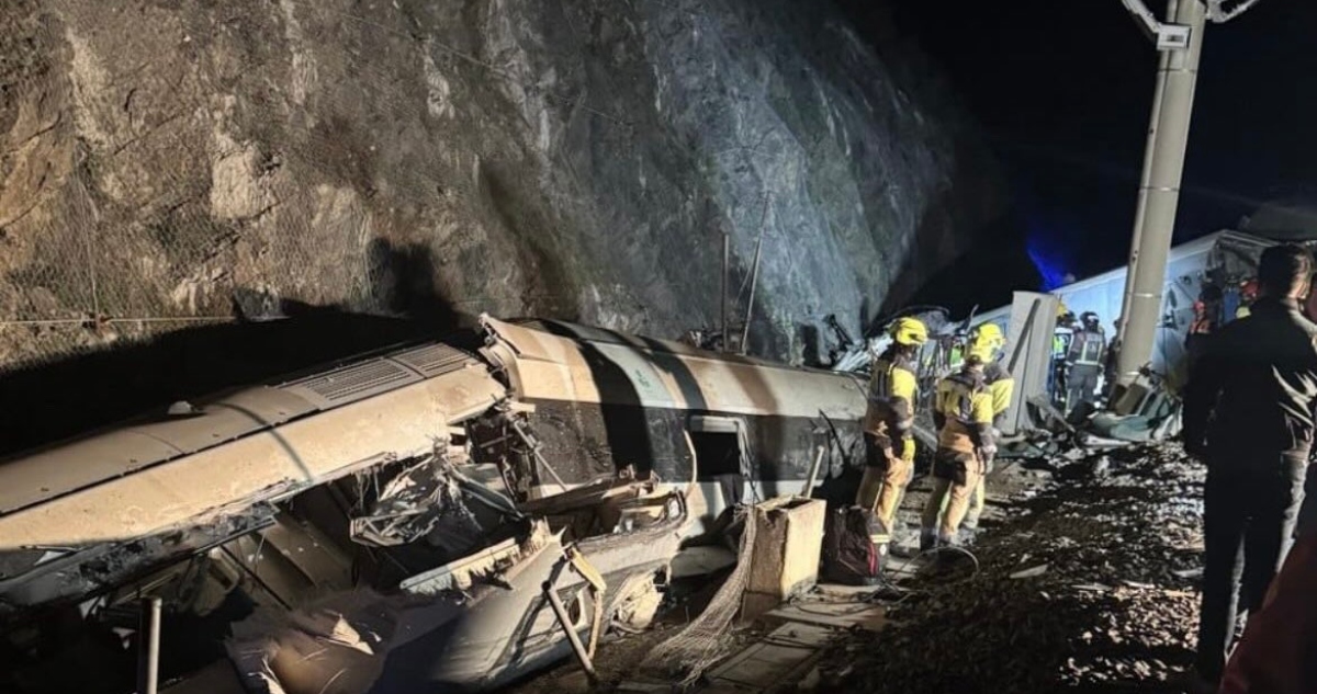Un tren en el que viajaban alrededor de 300 pasajeros descarriló este domingo en Córdoba, España. El percance ha dejado hasta el momento 21 personas fallecidas.