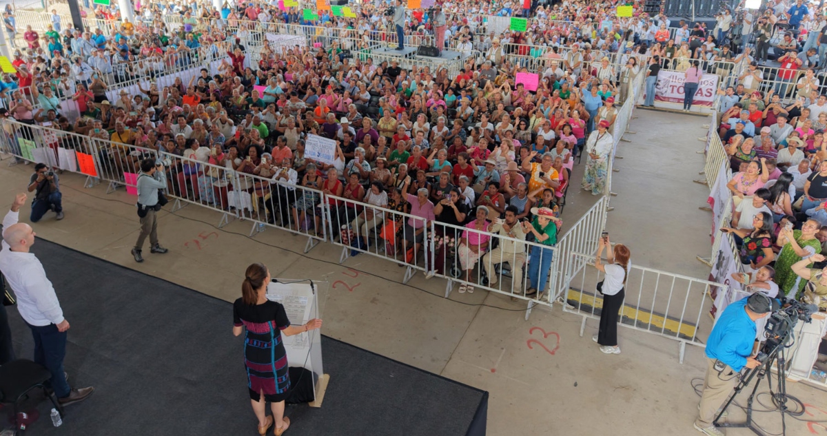 Claudia Sheinbaum reivindicó los principios que guían a los gobiernos de la 4T y sostuvo que el poder se ejerce con humildad, sin lujos ni los privilegios.