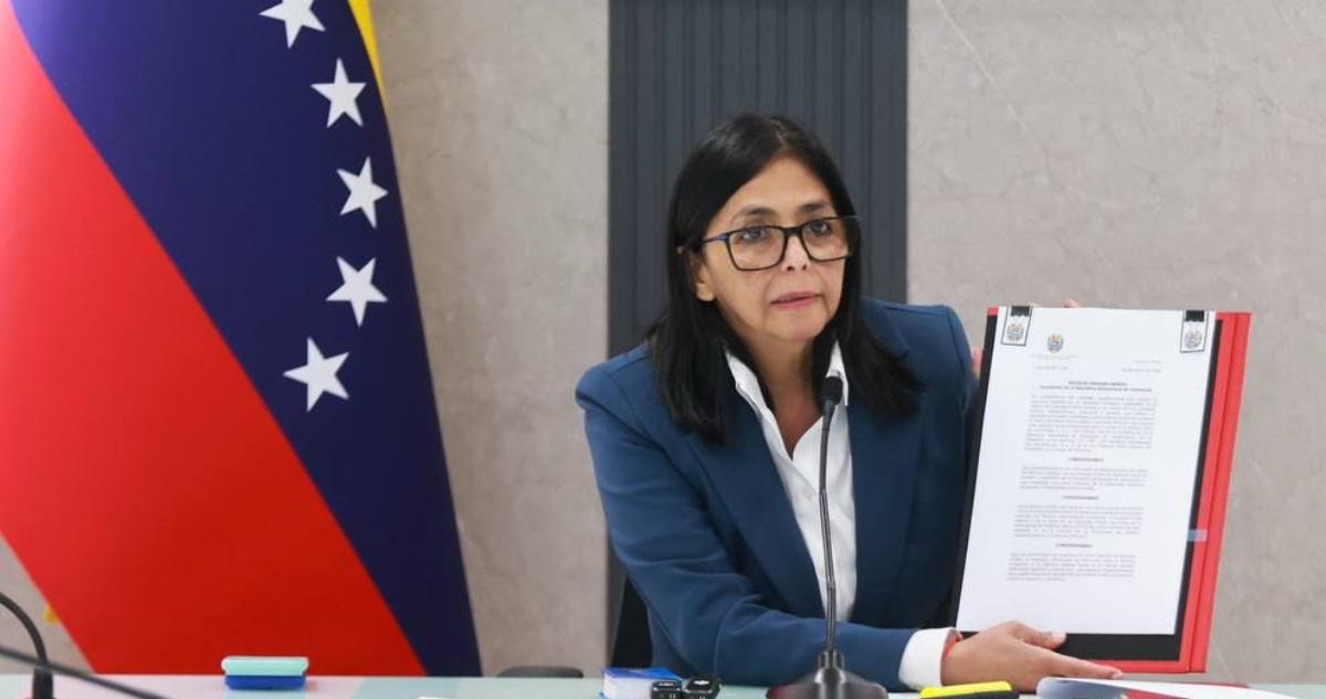 La Vicepresidenta de Venezuela hizo un llamado a los venezolanos a defender la independencia del país y anunció el decreto que había sido ya firmado por Nicolás Maduro para instalar el Consejo de Defensa de la Nación que fue entregado a la Presidenta el Tribunal Supremo de Justicia para su respaldo Constitucional.