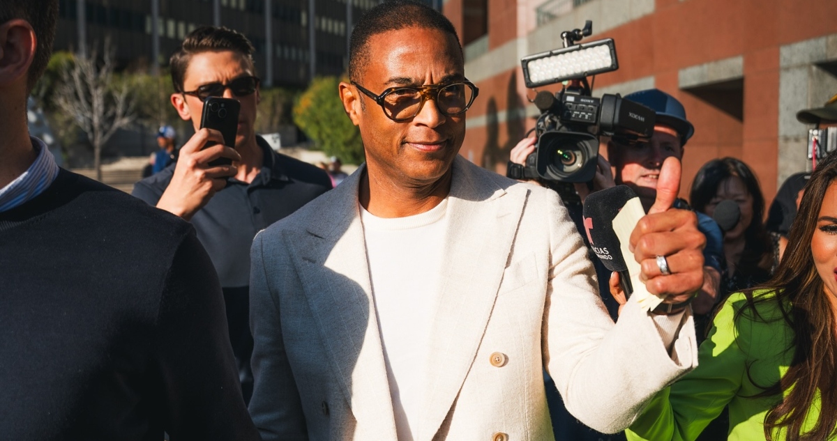 El periodista Don Lemon prometió luchar contra los cargos en su contra.