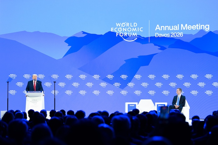 El Presidente Donald Trump dijo este día que buscaba “negociaciones inmediatas” para comprar Groenlandia, pero aseguró que “no usaría la fuerza” para lograrlo.