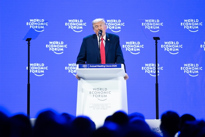 El Presidente Donald Trump dijo este día que buscaba “negociaciones inmediatas” para comprar Groenlandia, pero aseguró que “no usaría la fuerza” para lograrlo.