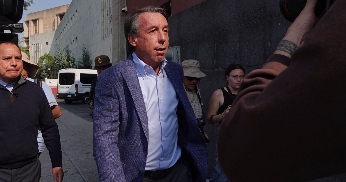 En un mensaje a la BMV, Grupo Televisa informó que Emilio Azcárraga Jean vendió una parte minoritaria de sus acciones a Bernardo Gómez y Alfonso de Angoitia.