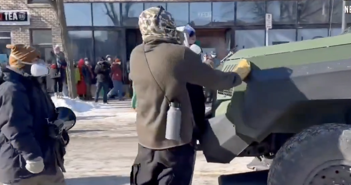 Manifestantes y la policía protagonizaron varios enfrentamientos violentos durante las protestas contra ICE en Minneapolis.
