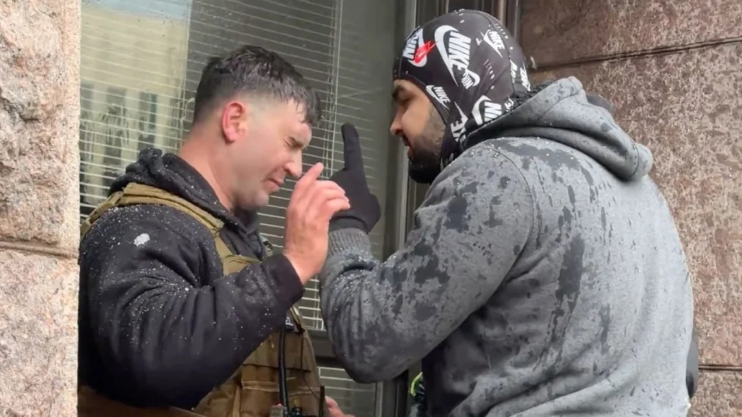 Manifestantes anti ICE se enfrentaron contra partidarios de derecha durante una protesta en Mineápolis, Minnesota.