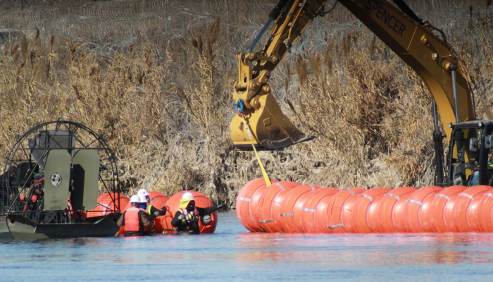 La Embajada de EU en México publicó en sus redes sociales un video que muestra la instalación de grandes boyas anaranjadas sobre el afluente del río Bravo.
