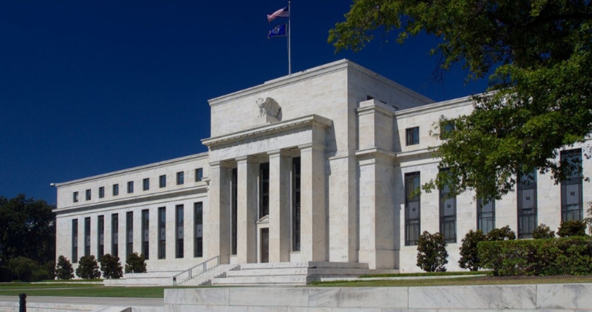 La Reserva Federal (Fed) de Estados Unidos (EU), encabezada por Jerome Powell, anunció que mantiene las tasas de interés en el rango del 3.5 al 3.75 por ciento.