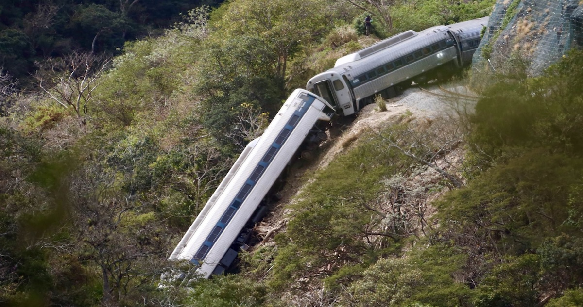 La FGR recuperó la caja negra del tren del Corredor Interoceánico que se descarriló en Oaxaca, además de que dio a conocer avances en la investigación.