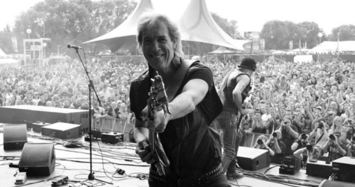 Francis Buchholz, el icónico bajista de la banda de rock Scorpions, falleció ayer a los 71 años producto de una lucha contra el cáncer.