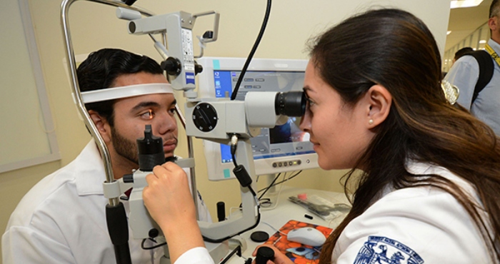 Dormir sin almohadas puede reducir la presión ocular en personas con glaucoma.
