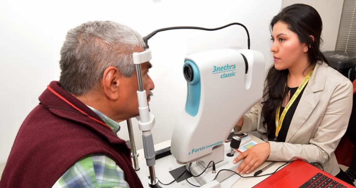 Dormir sin almohadas puede reducir la presión ocular en personas con glaucoma.