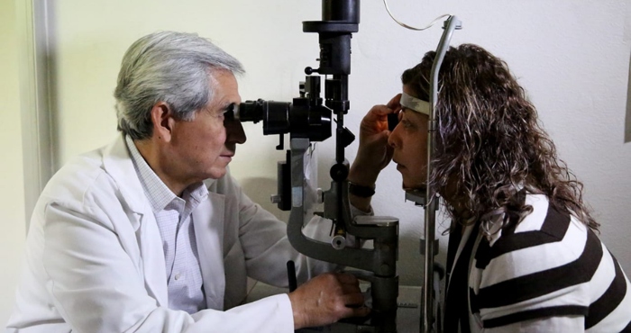 Dormir sin almohadas puede reducir la presión ocular en personas con glaucoma.