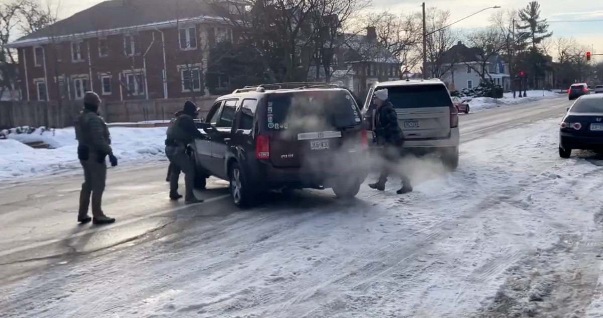 El agente de ICE disparó contra la camioneta y mató a una mujer en un operativo migratorio en Minneapolis.