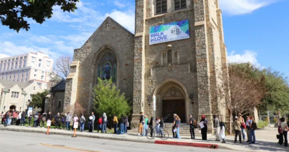 Con el objetivo de aprender cómo proteger y patrullar sus comunidades para resistir al ICE, más de mil personas se reunieron afuera de una iglesia en Pasadena.