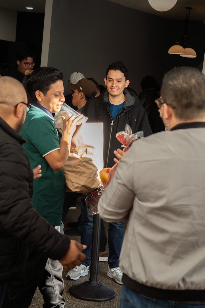 Ciudadanos usan silbatos para advertir la presencia de agentes y celulares para grabar la brutalidad. Los dos asesinados por el ICE eran parte de ese esfuerzo.