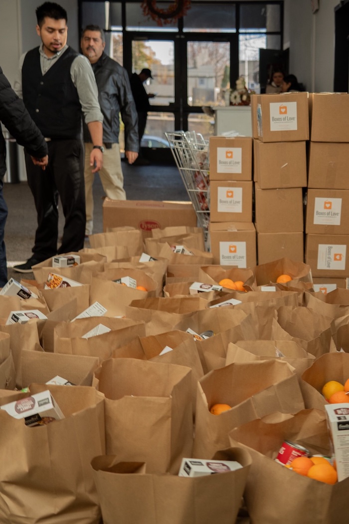 Ciudadanos usan silbatos para advertir la presencia de agentes y celulares para grabar la brutalidad. Los dos asesinados por el ICE eran parte de ese esfuerzo.