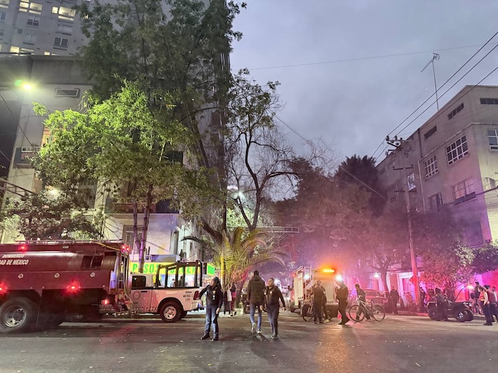 El Cuerpo de Bomberos de la CdMx se movilizó para controlar un incendio que se registró en la colonia Condesa. PC de la CdMx no reporta heridos.