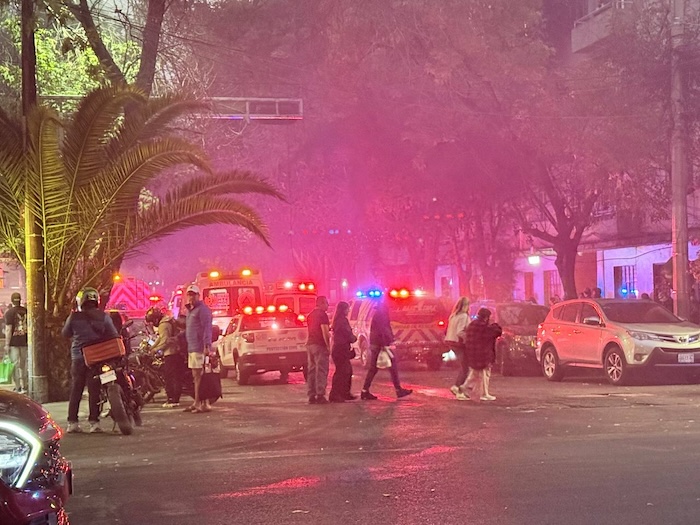 El Cuerpo de Bomberos de la CdMx se movilizó para controlar un incendio que se registró en la colonia Condesa. PC de la CdMx no reporta heridos.
