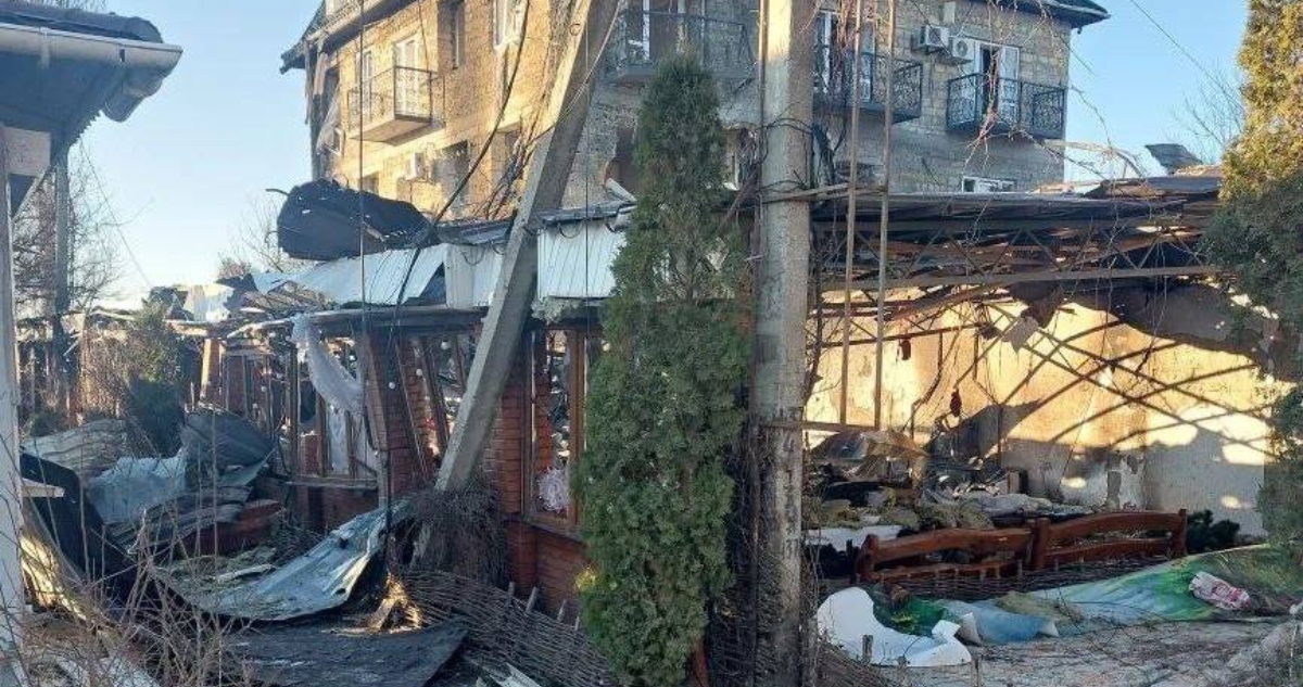 Al menos 24 personas murieron y más de 50 resultaron heridas después de que tres drones ucranianos atacaran una cafetería y un hotel en Jersón, Rusia.