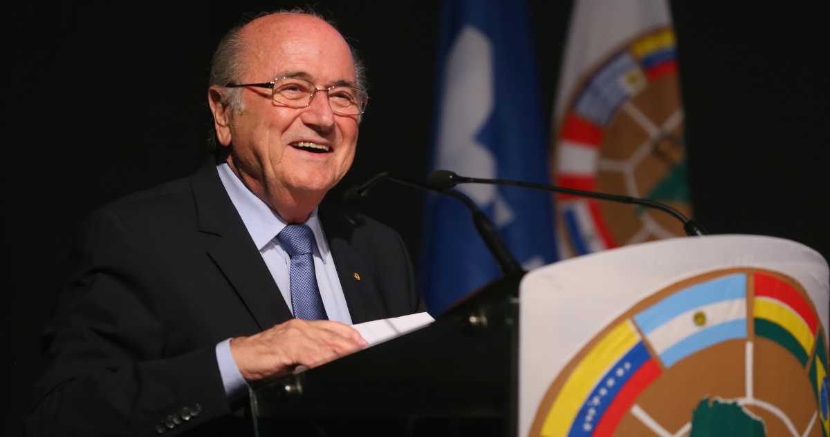 El expresidente de la FIFA, Joseph Blatter, hizo un llamado el lunes a que los aficionados no viajen a EU durante la Copa Mundial 2026 por razones de seguridad.