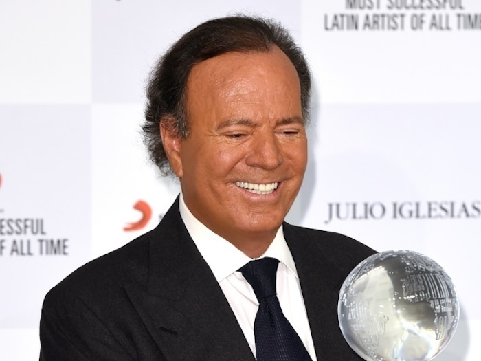 Exempleadas del servicio doméstico de Julio Iglesias acusaron al cantante español de agresiones sexuales cuando trabajaban en sus mansiones del Caribe.
