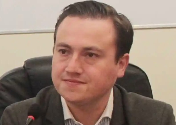 Delincuentes robaron las cuatro llantas y dejaron en tabiques la camioneta del Diputado federal Nacho Mier Jr. en el Municipio de San Andrés Cholula.