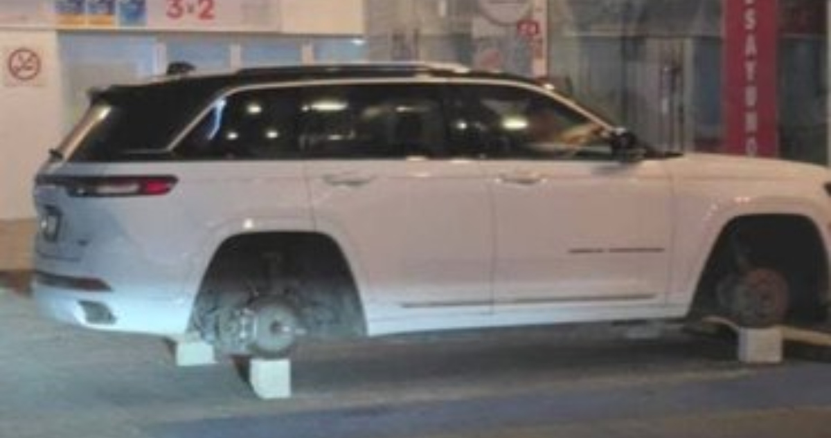 Delincuentes robaron las cuatro llantas y dejaron en tabiques la camioneta del Diputado federal Nacho Mier Jr. en el Municipio de San Andrés Cholula.