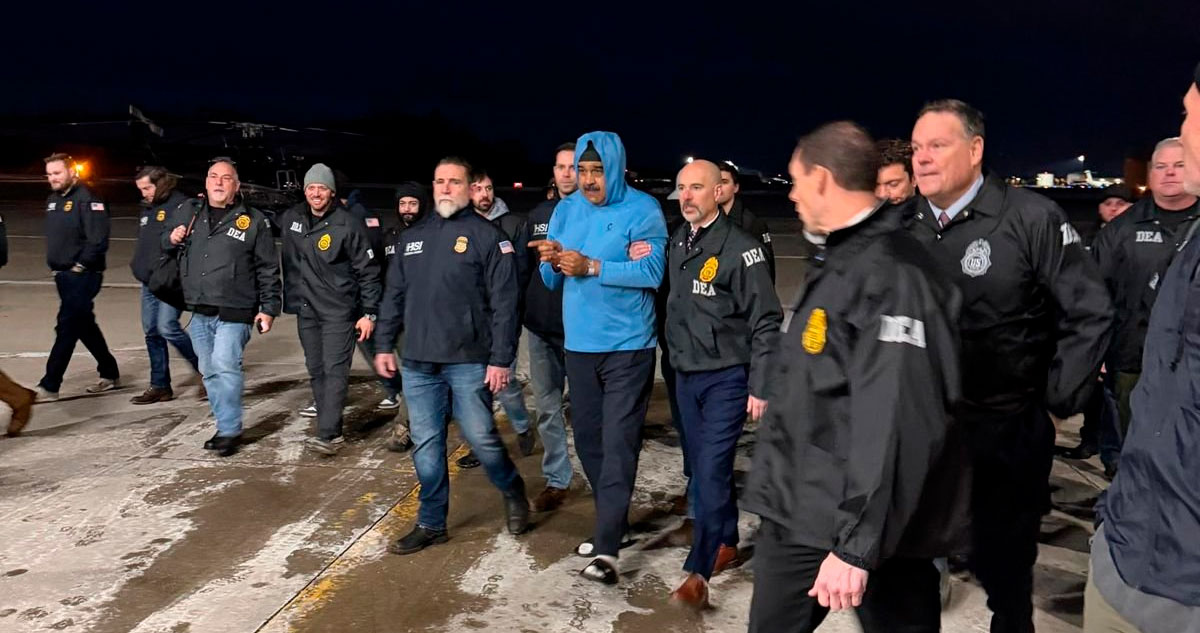 Nicolás Maduro custodiado por agentes de la DEA. Foto: Gobierno de EU