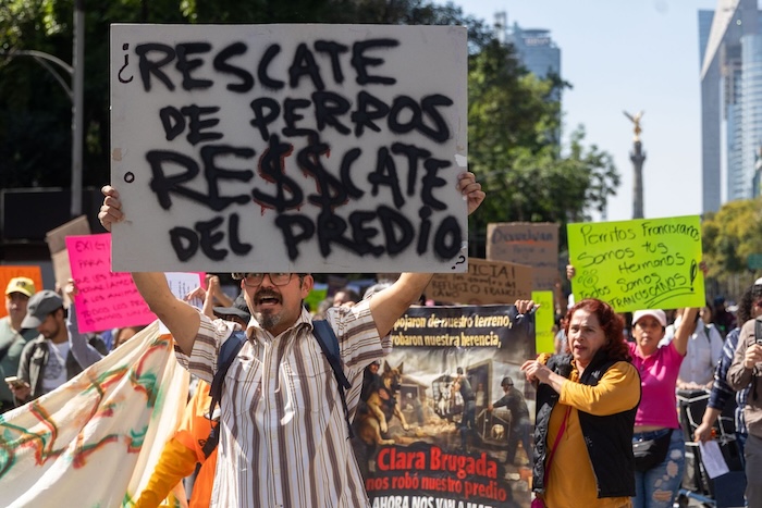 Se llevó a cabo una marcha en apoyo al Refugio Franciscano en la CdMx luego de que autoridades capitalinas intervinieron para rescatar a más de 850 perros.