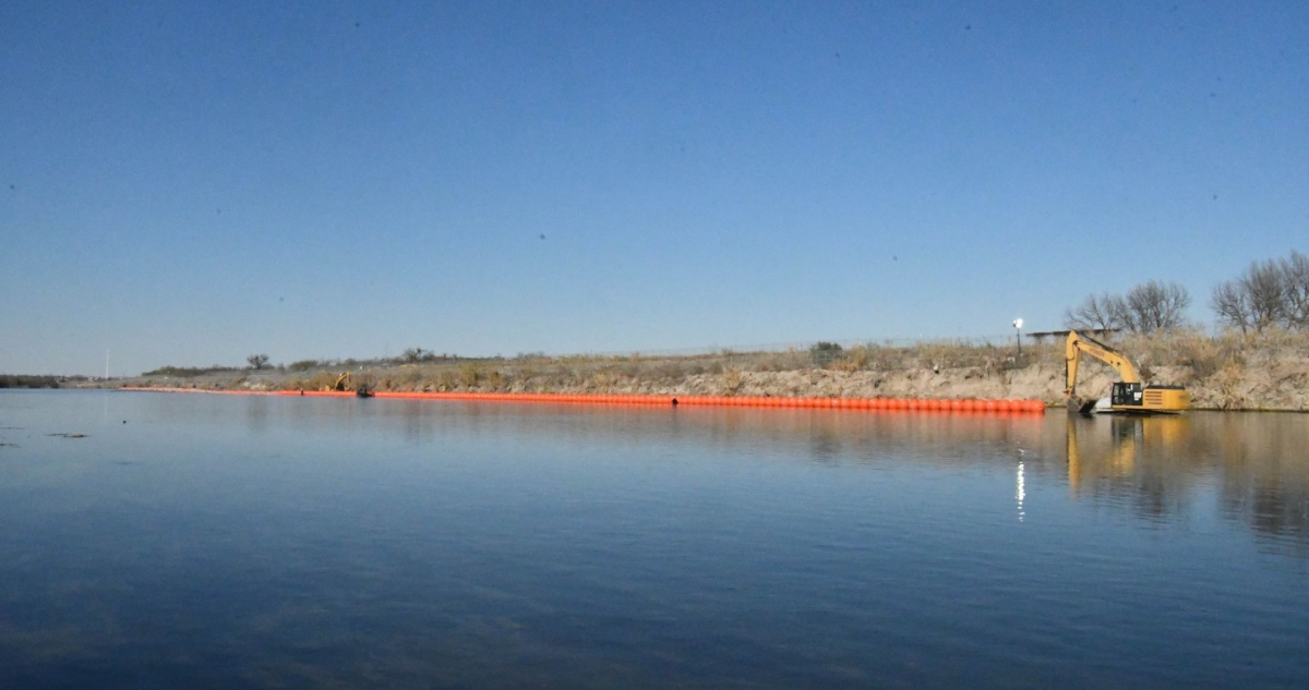 La Embajada de EU en México publicó en sus redes sociales un video que muestra la instalación de grandes boyas anaranjadas sobre el afluente del río Bravo.