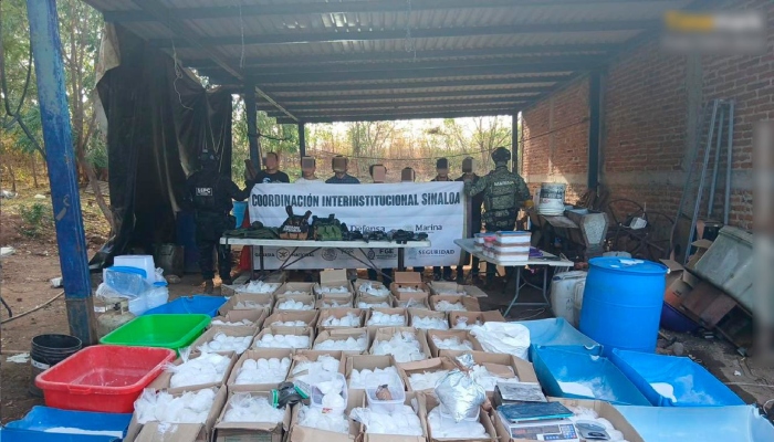 La Semar informó que detuvo a siete presuntos delincuentes, aseguró un laboratorio y una bodega empleados para la elaboración de droga sintética en Sinaloa.