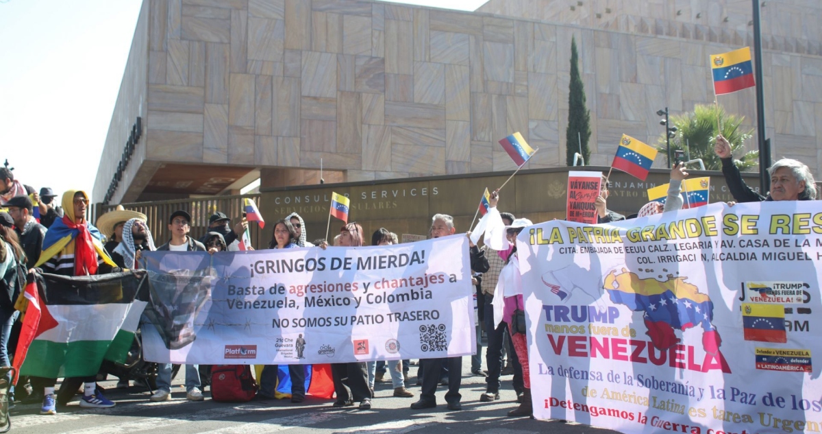 Manifestantes protestaron frente a la Embajada de los Estados Unidos en la CDMx por el ataque contra Venezuela y el secuestro del Presidente Nicolás Maduro.