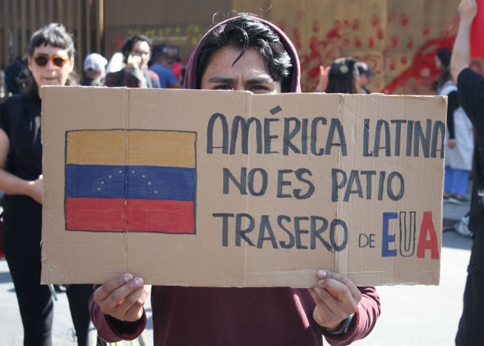 Manifestantes protestaron frente a la Embajada de los Estados Unidos en la CDMx por el ataque contra Venezuela y el secuestro del Presidente Nicolás Maduro.